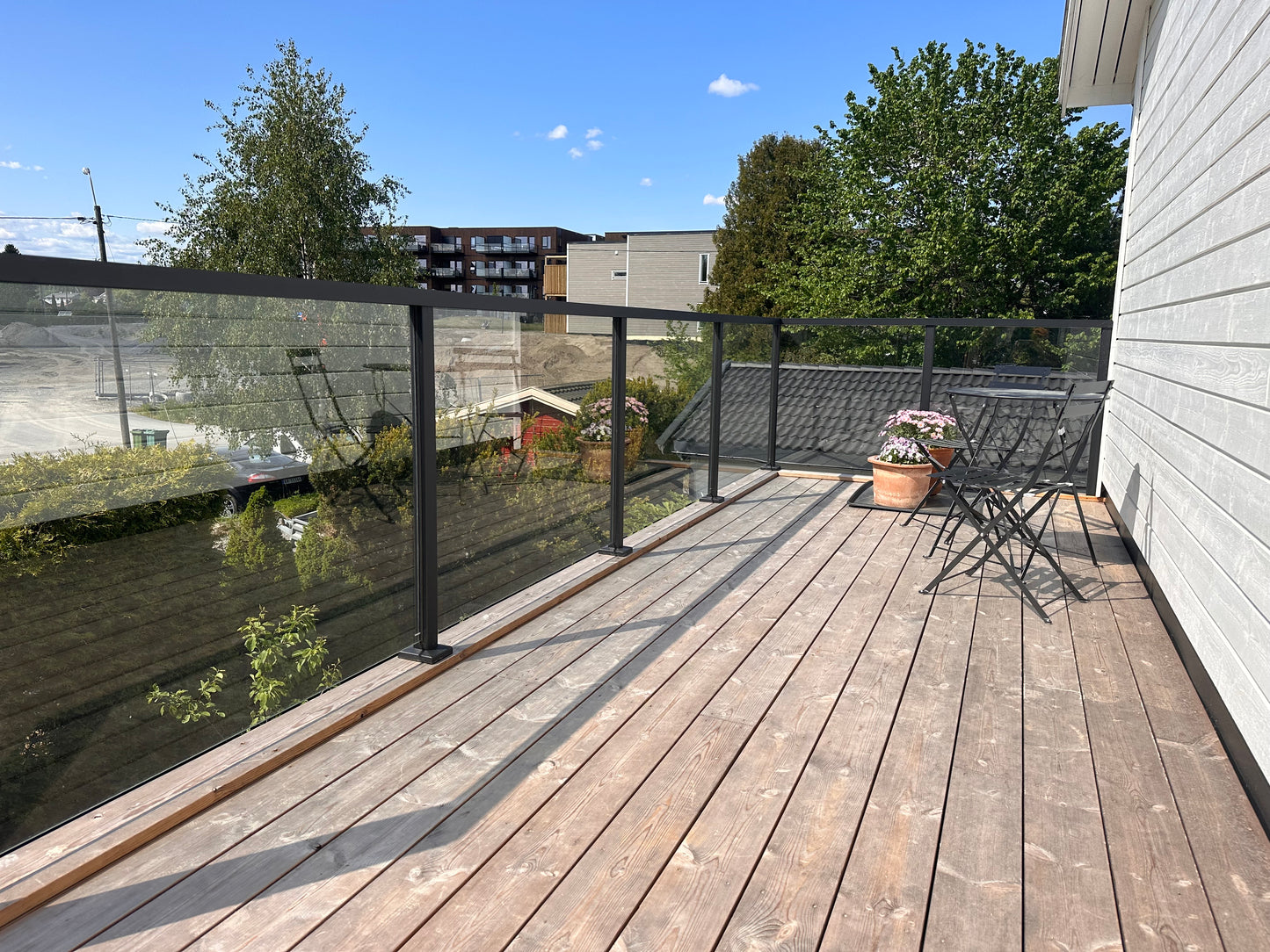 Glassrekkverk med stolper i aluminium