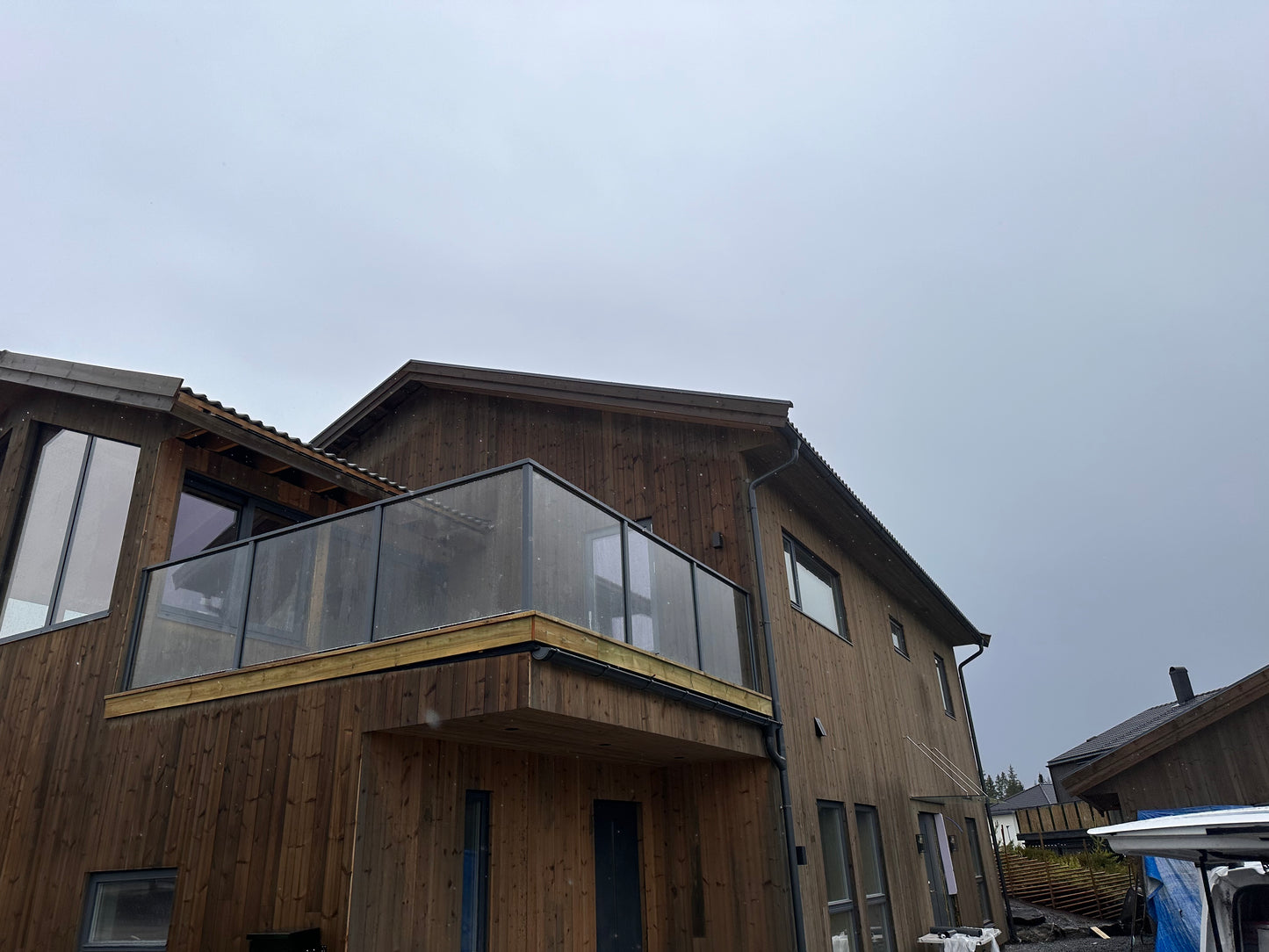 Glassrekkverk med stolper i aluminium