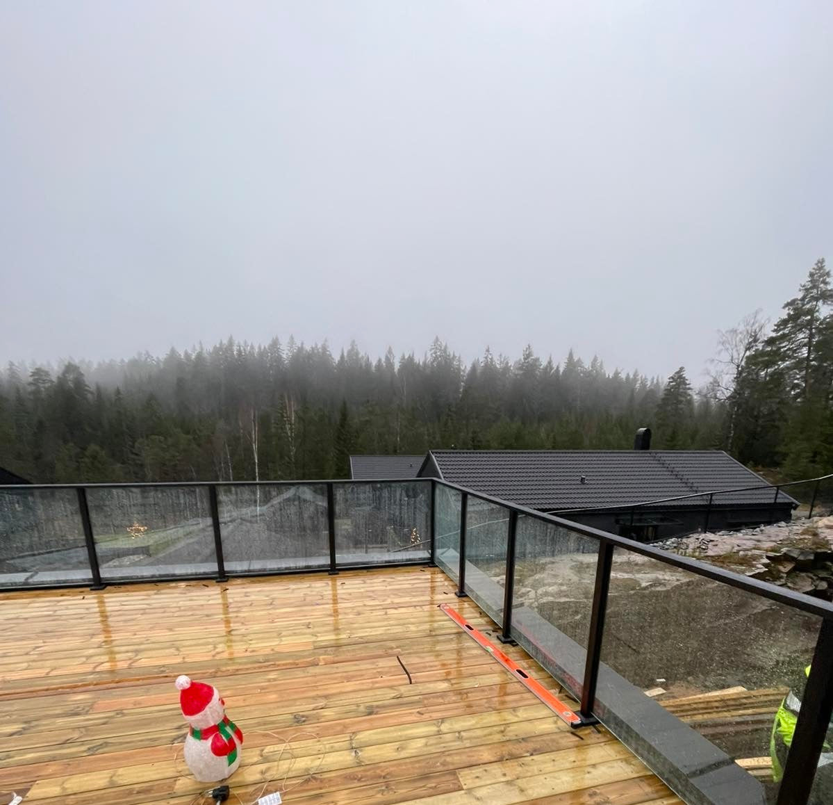 Glassrekkverk med stolper i aluminium